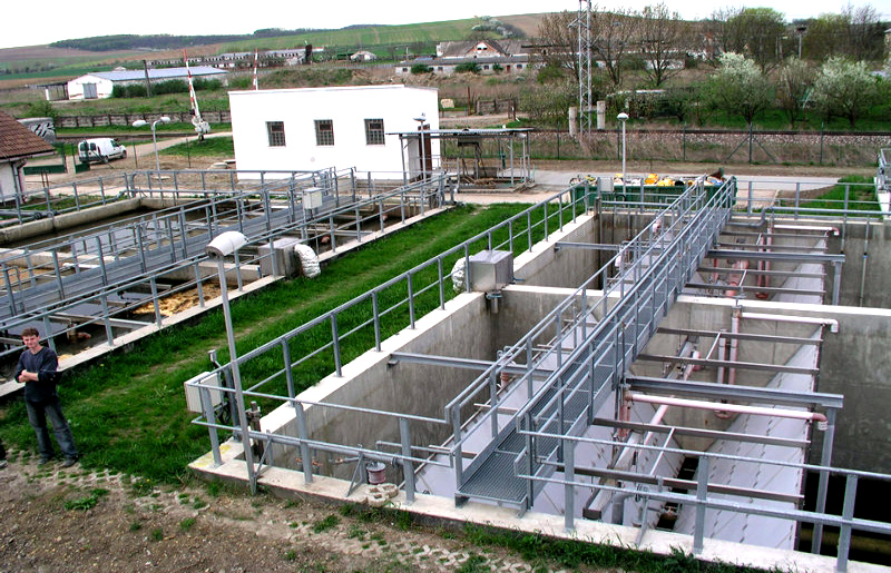 Compact wastewater treatment unit